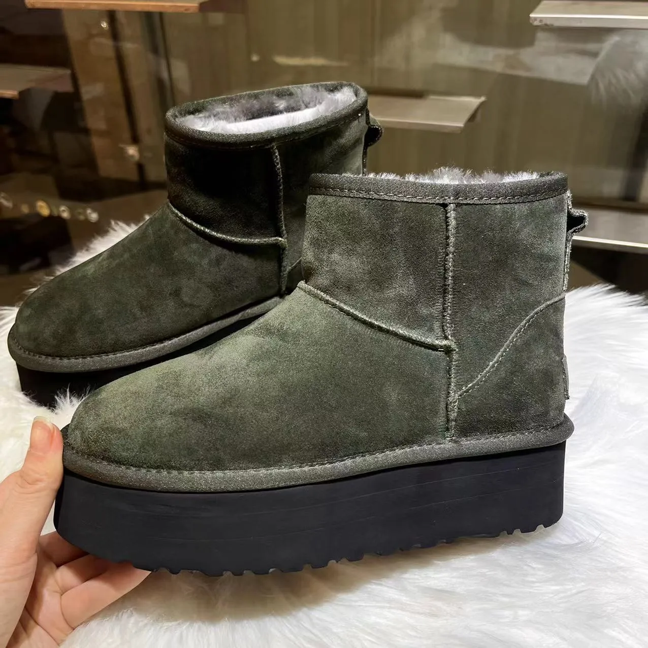 💰520 UGG sheepskin all-in-one snow boots. The official website synchronizes the new autumn and winter women's classic mini (thick sole) short snow boots 1134991, three-layer combination thick sole 5 cm, lightweight and non-slip, suede upper, 17 mm real wool lining, comfortable and casual, simple and fashionable! Color: Maroon Black Military Green Chocolate Size: 35-41